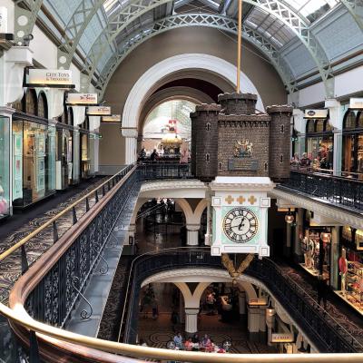 overzicht van het gebouw vanaf een hoge positie met centraal een hangende klok