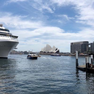 Sydney Opera House vanaf Circular Quay met ook een enorm cruiseschip