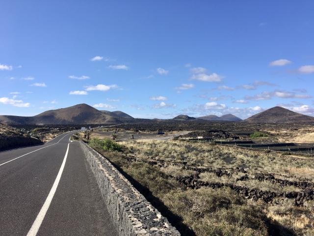 langs de kant van de weg met heuvels in de verte
