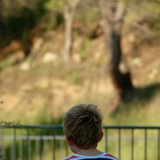 jongen vanaf de achterkant