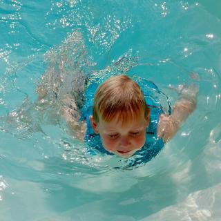 jongen in het zwembad