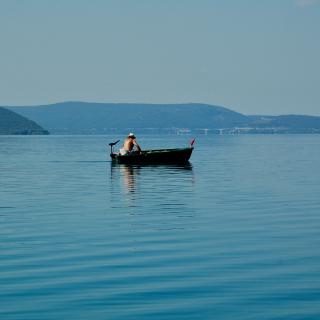 man vaart in een bootje op het Lac de Sainte-Croix
