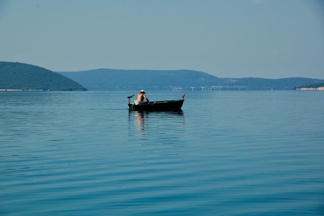 man vaart in een bootje op het Lac de Sainte-Croix