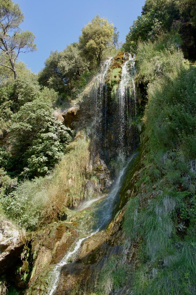 waterval langs begroeide rotsen