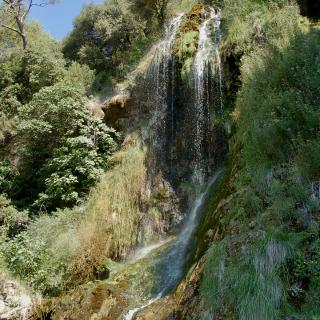 waterval langs begroeide rotsen