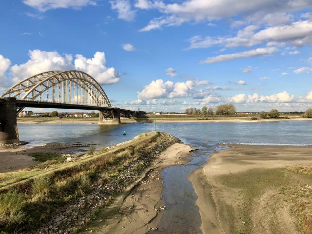 zicht op de Waalbrug