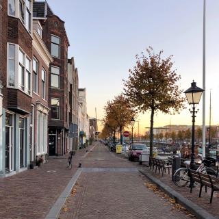 straat bij ondergaande zon
