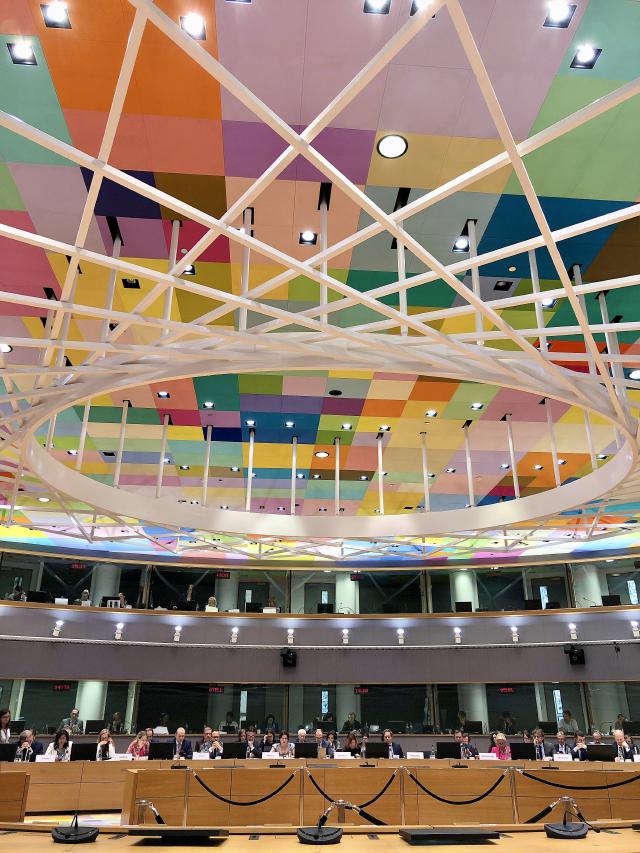 grote vergaderzaal met veelkleurig plafond