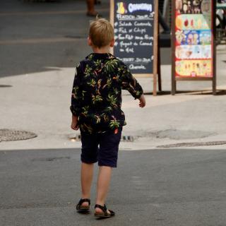 jongen loopt over straat