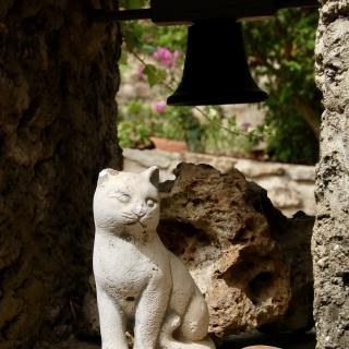 stenen beeld van een kat