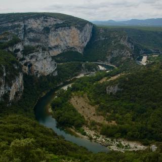 rivier kronkelt door een berglandschap
