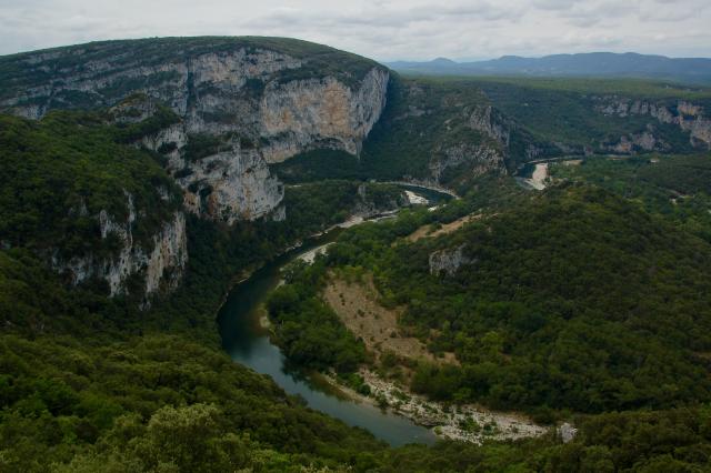 rivier kronkelt door een berglandschap