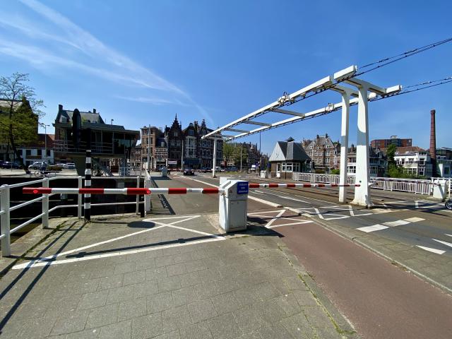 lege brug, midden op de dag