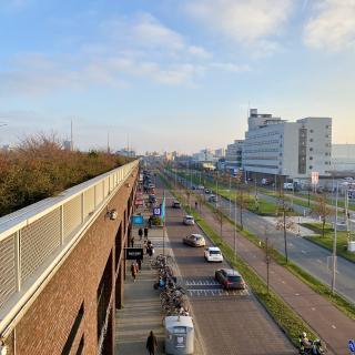 verkeer langs winkels