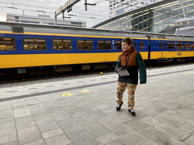 jongen staat op het perron