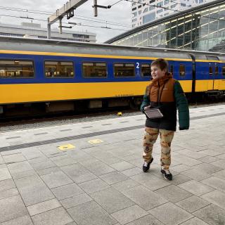 jongen staat op het perron