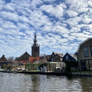 zicht op een kerk vanaf het water