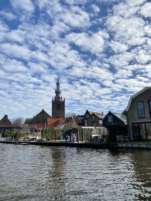 zicht op een kerk vanaf het water