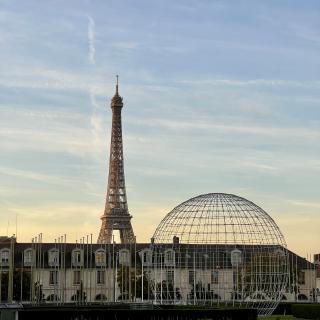 Eiffeltoren in een donker wordend Parijs