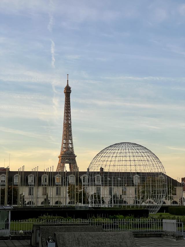 Eiffeltoren in een donker wordend Parijs