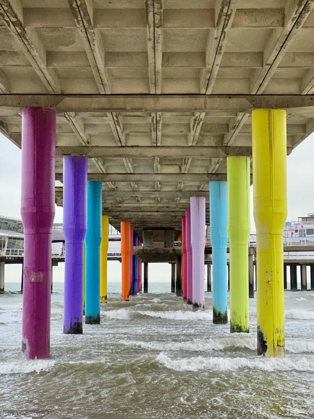 de veelkleurige palen van de pier van Scheveningen