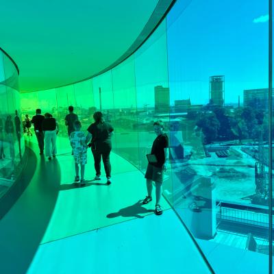 de panorama-regenboogbrug van het ARoS-museum in Aarhus, blauwgroen gekleurd