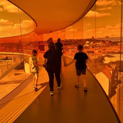 de panorama-regenboogbrug van het ARoS-museum in Aarhus, oranjerood gekleurd