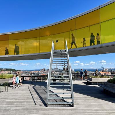 de panorama-regenboogbrug van het ARoS-museum in Aarhus, vanaf het dak