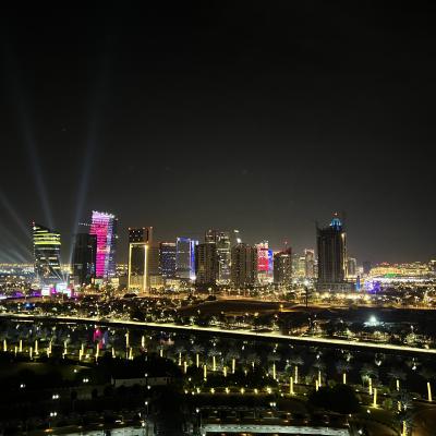 de verlichte skyline van Doha in de avond