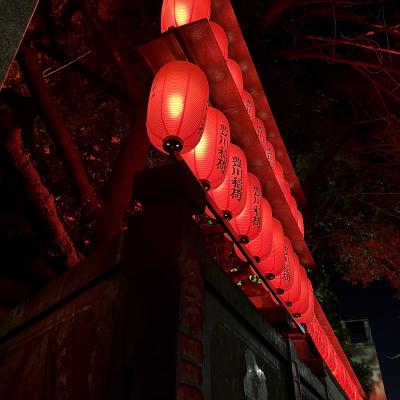 verlichte rode ballon in een tempel