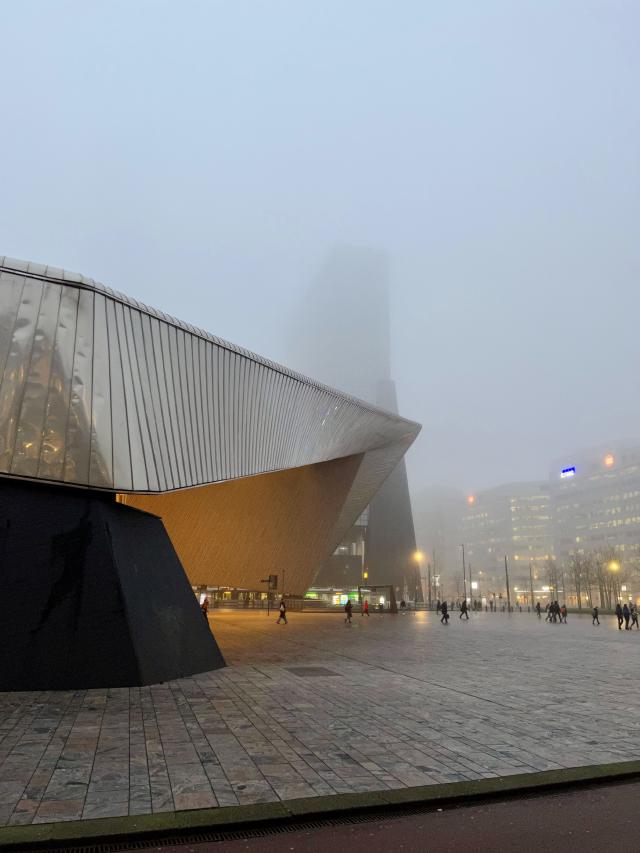 Rotterdam Centraal en het Stationsplein in de dichte mist