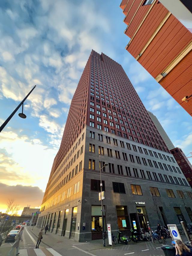 hoog gebouw bij zonsopgang