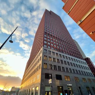 hoog gebouw bij zonsopgang