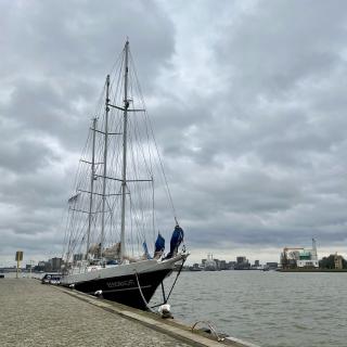 zeilschip op de Nieuwe Maas ligt aan de Lloydkade in Rotterdam