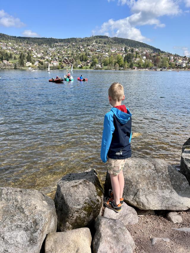 jongen kijkt over het water