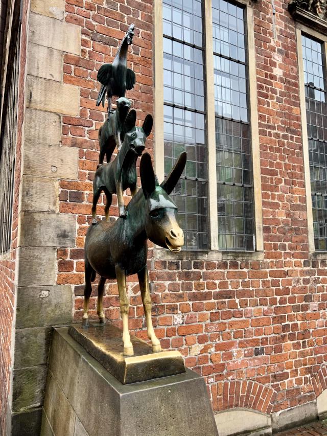 beeld van de bremer stadsmuzikanten