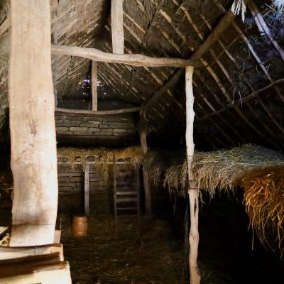binnenkant van een hut met dak van stro