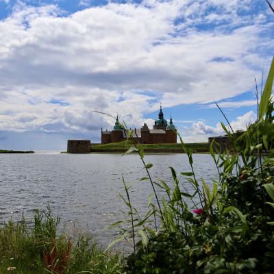 een kasteel aan de overkant van het water