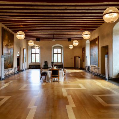 zaal met houten vloer in kasteel