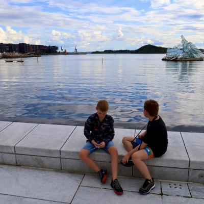 Hugo en Mats aan de waterkant van Oslo