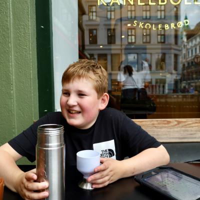 Hugo op een terras met een beker limonade