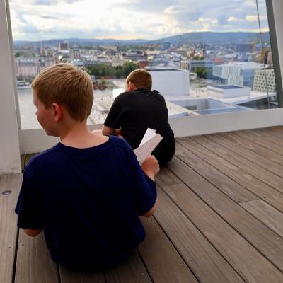 Hugo en Mats genieten van het uitzicht op de bovenste verdieping van het Munch museum