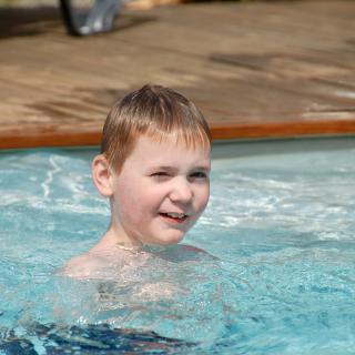 jongen in het zwembad