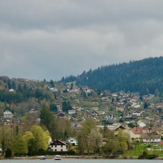 zicht op een stad vanaf het water