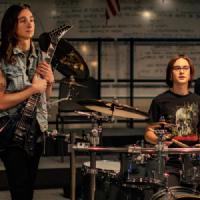 Scene uit Metal Lords